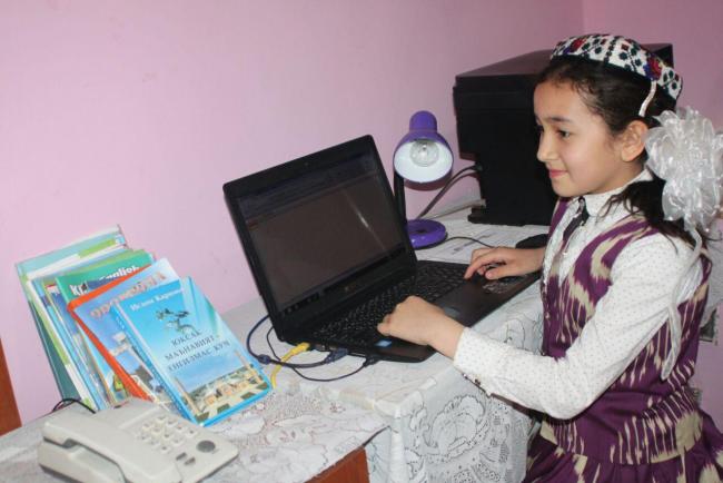 Хоким Каттакурганского района подарил школьнице компьютер за выступление со стихом