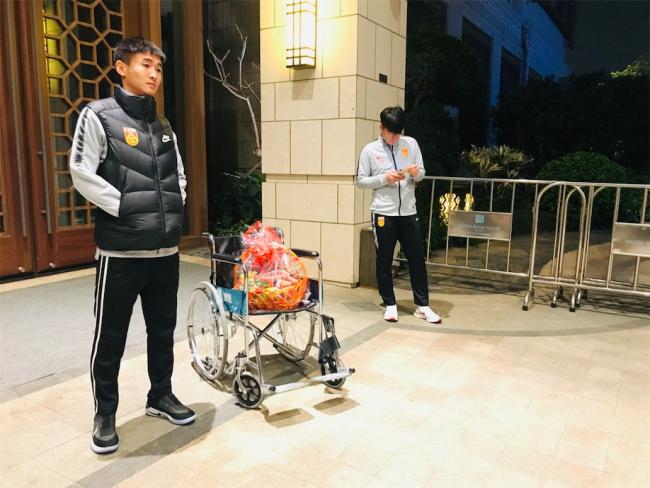 Нанесший травму Шукурову китайский футболист привез ему инвалидную коляску и фрукты