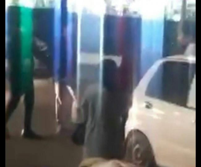 Видео: В Ташкенте несколько водителей устроили драку прямо на дороге