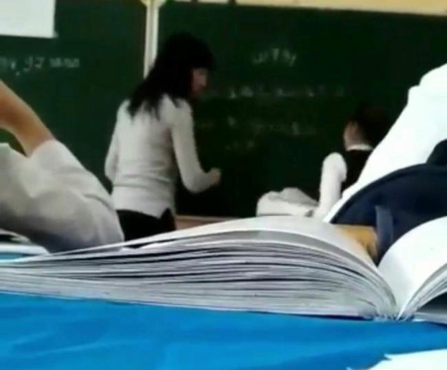 Видео: Учитель математики ударила ребенка за неправильный ответ