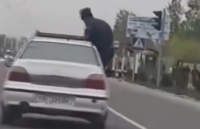 Видео: В Гулистане сотрудника ДПС «прокатили» на автомобиле