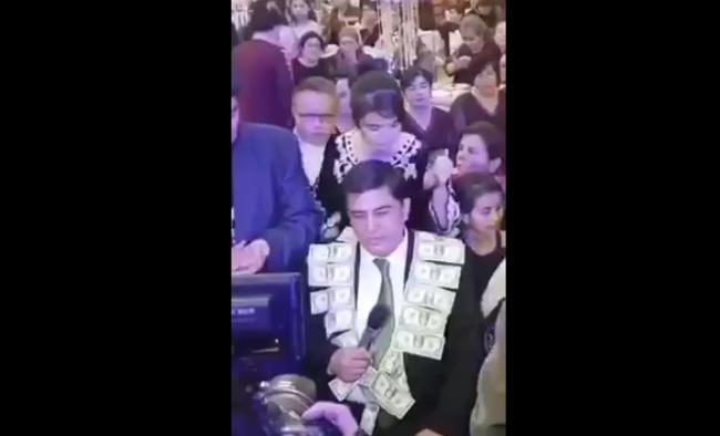 Видео: На шею узбекского певца на свадьбе повесили «трос» из долларов