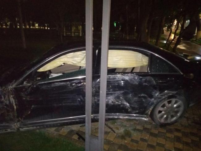 В Ташкенте водитель Мерседеса спровоцировал ДТП и скрылся с места происшествия