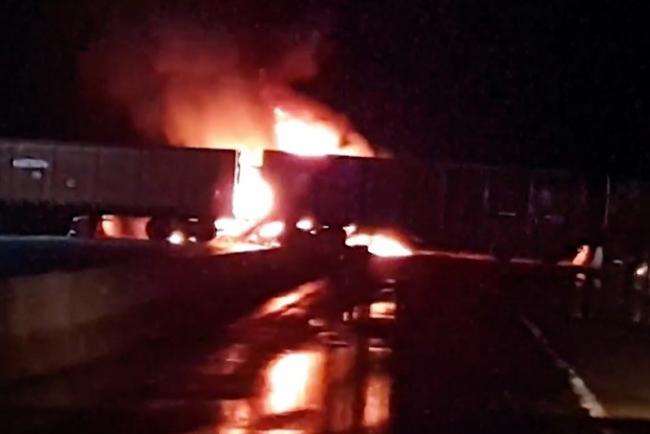 Видео: В Бухаре гражданин Турции погиб в результате столкновения грузовика и поезда