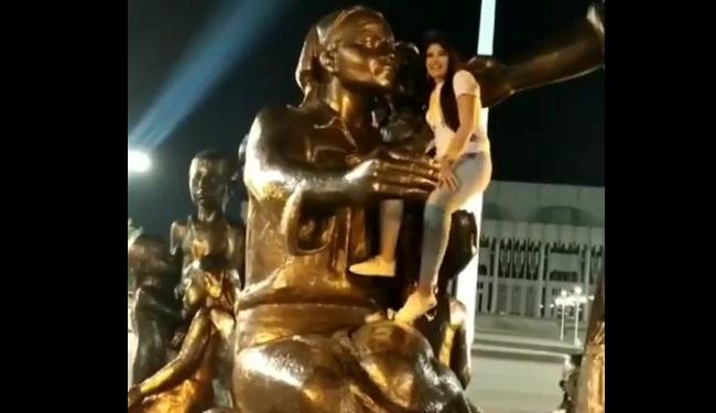 В сети появилось видео девушки, которая залезла на памятник семье Шамахмудовых для селфи