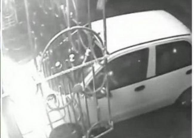 Видео: В Ташкенте мужчина водил машину с подругой на коленях и врезался в жилой дом