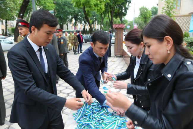 Видео: В Узбекистане началась акция раздачи «Лент славы»