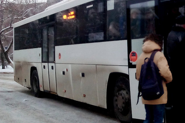 В Урта-Чирчике автобус с школьниками попал в ДТП и загорелся