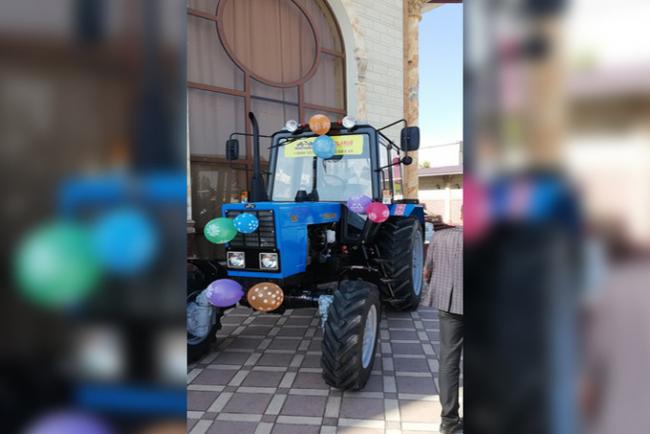 Минский тракторный завод подарил трактор 100-летнему ветерану из Узбекистана