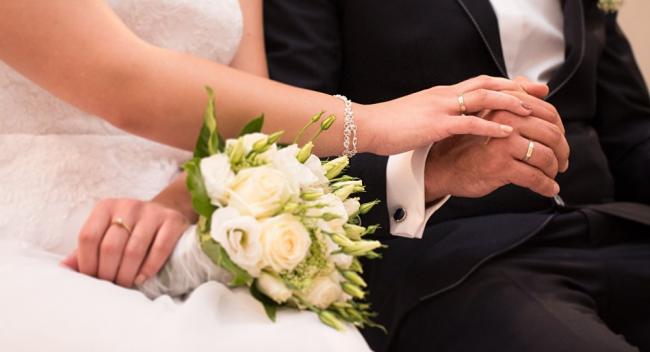 Видео: На узбекской свадьбе жених запустил тортом в лицо невесты