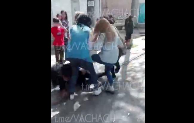Видео: В Ташкентской области девушка с подругами избила любовницу своего молодого человека