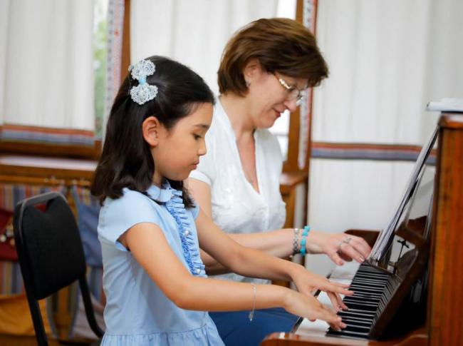 Саида Мирзиёева опубликовала фото дочери, которая играет на пианино, и рисунок сына