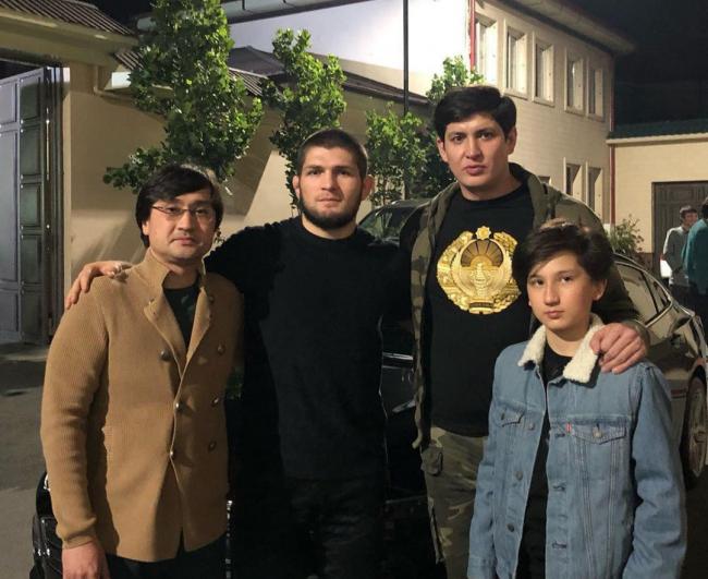 Хабиб Нурмагомедов прибыл в Ташкент и встретился с зятьями президента