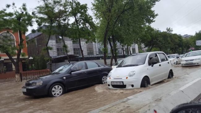 Видео: Ташкент вновь затопило после сильного дождя