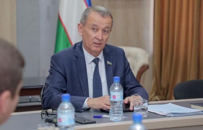 «Не получается найти время», — депутат о том, почему некоторые документы только на русском языке