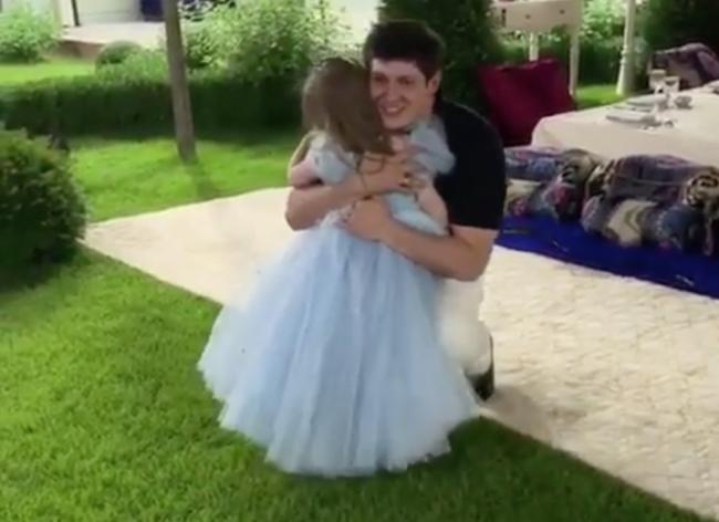Отабек Умаров опубликовал милое видео, на котором он танцует вместе со своей дочерью