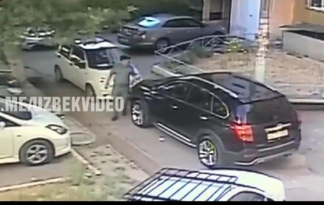 Видео: В Ташкенте правоохранитель намерено поцарапал автомобиль своего соседа