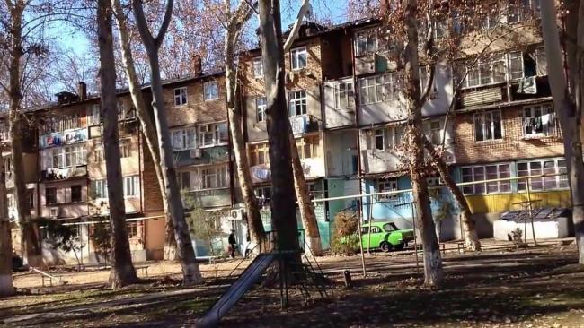 В Ташкенте 2-летний ребенок выпал из окна четвертого этажа