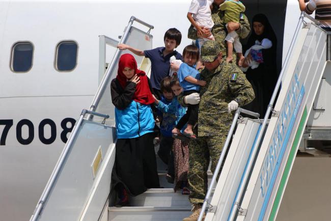 «Мне позвонили и сказали, что собьют самолет», — Мирзиёев о возвращении 156 граждан из Сирии