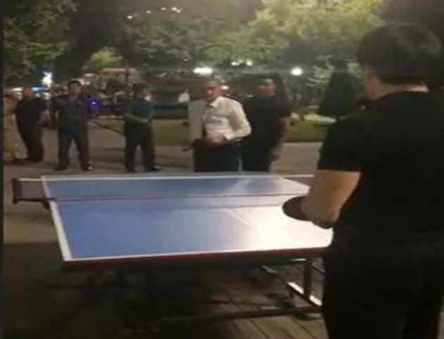 Видео: Хоким Ташкента сыграл в настольный теннис с посетителем парка