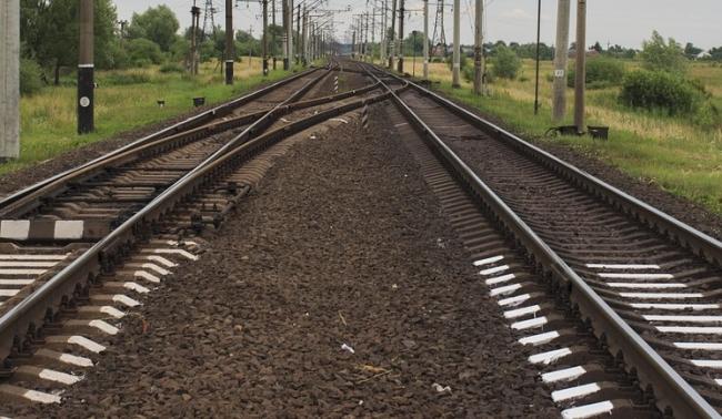 Видео: В Андижане пьяный мужчина уснул на рельсах поезда и лишился ног
