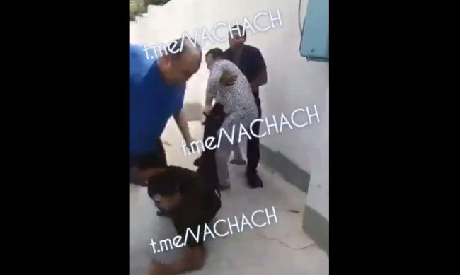 Видео: Сотрудника бюро принудительного исполнения избили несколько мужчин
