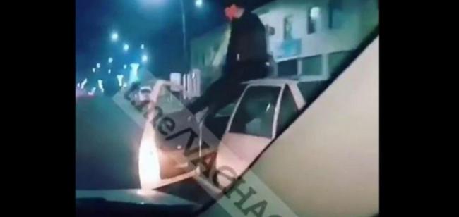 Видео: В Коканде водитель управлял автомобилем сидя на крыше