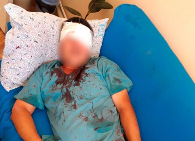 В Сырдарье отец умершего мальчика ранил двух врачей ножом