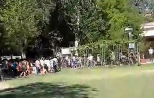 Видео: В Навои абитуриенты протаранили забор, чтобы сдать документы в вуз