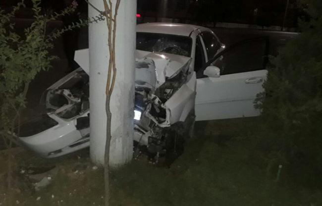 В Ташкенте водитель «Lacetti» уснул за рулем и врезался в столб