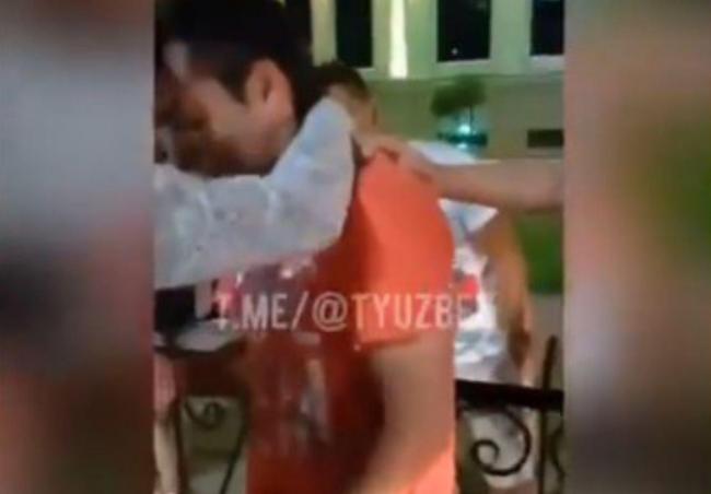 Видео: В Ташкенте очевидцы задержали мужчину, который украл деньги туриста