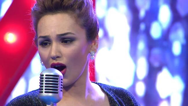 Видео: Певица Лола Ахмедова упала со сцены во время своего выступления