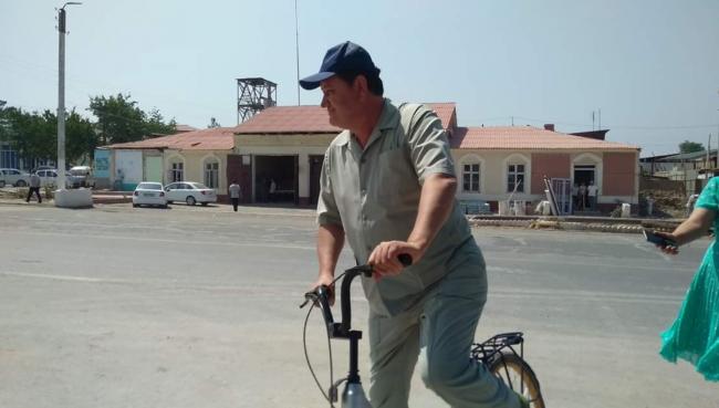 Хоким Ферганской области приехал на велосипеде на встречу с жителями