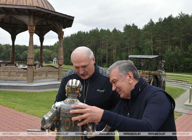 Видео: Шавкат Мирзиёев подарил Лукашенко статую хоккеиста