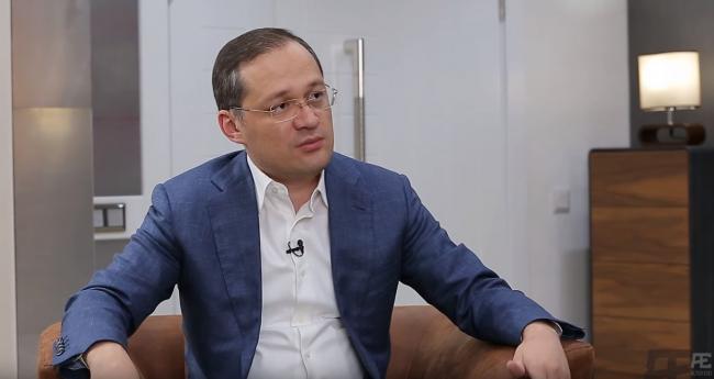 Комил Алламжонов ответил на вопрос о том, почему в Узбекистане не критикуют Мирзиёева