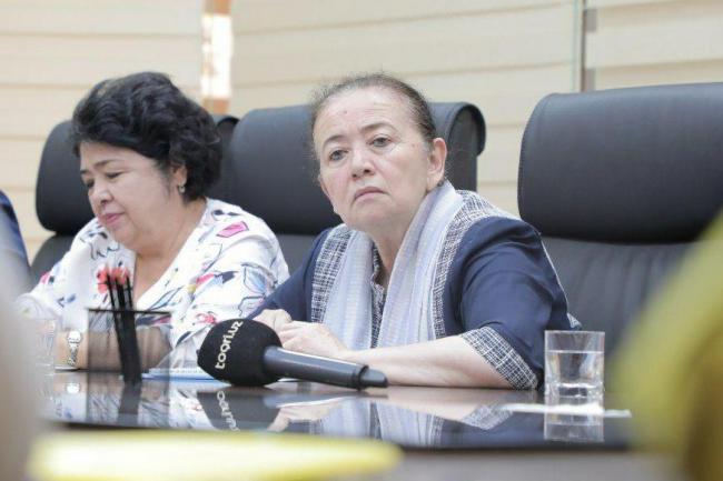 Сотрудницам комитета женщин запретят нарядно одеваться
