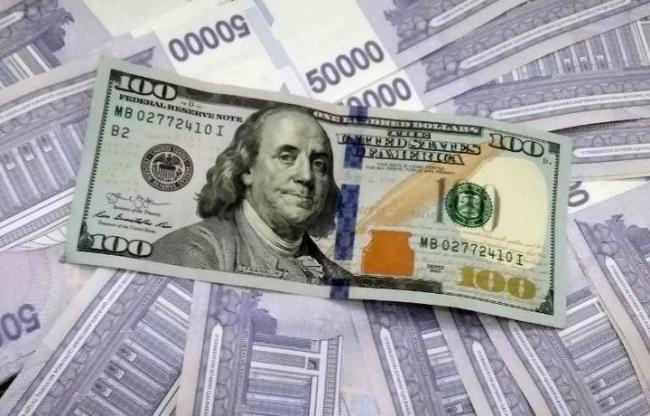 В Узбекистане коммерческие банки резко подняли курс доллара