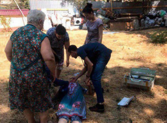В Ташкенте пожилая женщина защищая деревья от застройщиков потеряла сознание