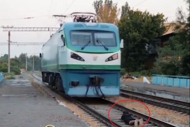 Стало известно, какое наказание получил блогер, который бросился под поезд в Ташкенте