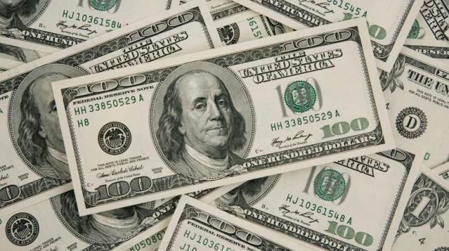 На черном рынке курс доллара повысился до 9600 сумов