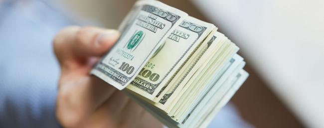 Официальный курс доллара в коммерческих банках достиг 9200 сумов