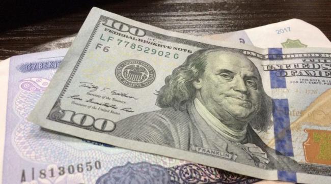 Банки Узбекистана начали продавать наличную валюту по 9450 сумов