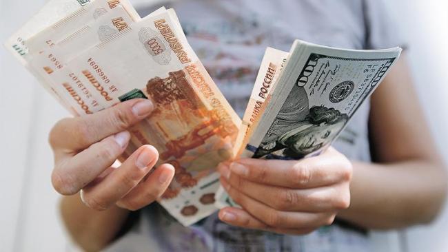 Узбекские банки начали продавать наличные рубли и тенге