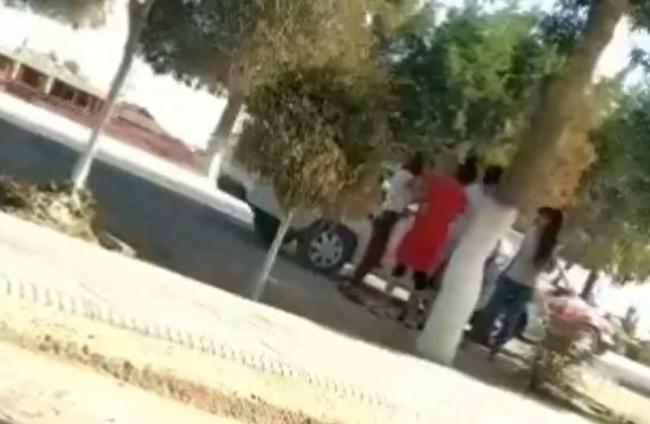 Видео: В Кашкадарье две девушки не поделили парня и устроили драку прямо на дороге