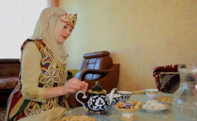Девушка из Лондона, которая вышла замуж за узбекского бизнесмена, бесплатно учит детей английскому языку