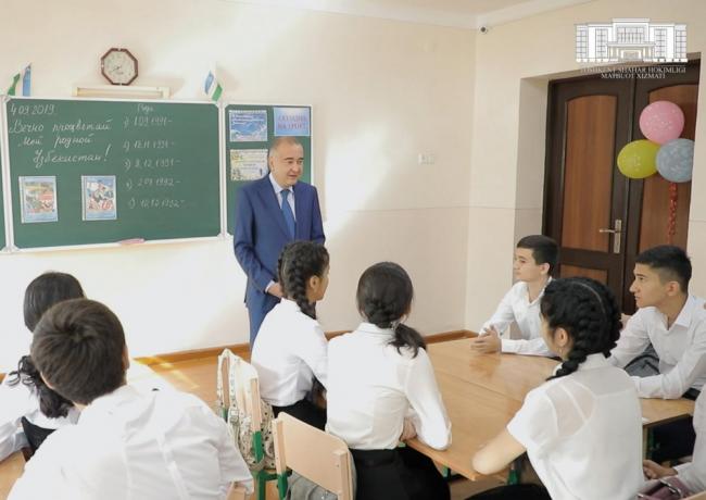 Хоким Ташкента провел урок в школе, где он учился сам
