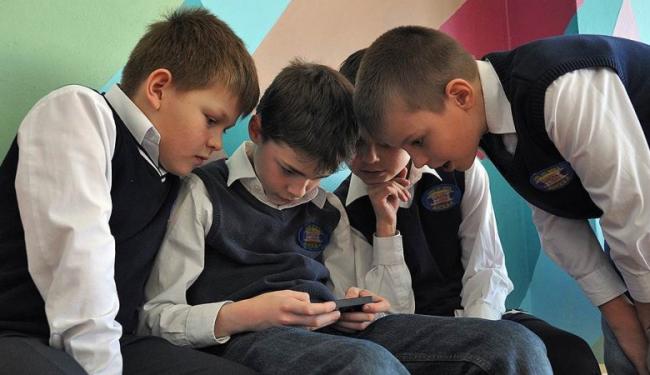 В Узбекистане школьникам запретили носить телефоны в карманах брюк и юбок