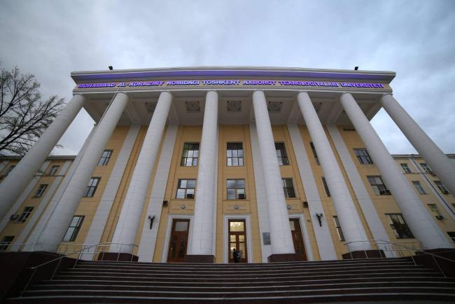 В Ташкенте предприниматель устроил акцию протеста возле здания Ташкентского Университета Информационных Технологий