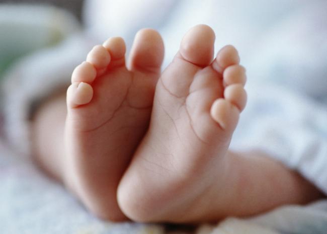 В Намангане женщина выбросила из окна роддома двух новорожденных детей