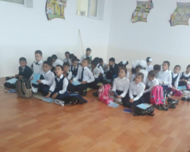 В Зарафшане дети из-за отсутствия школьных парт учатся на полу